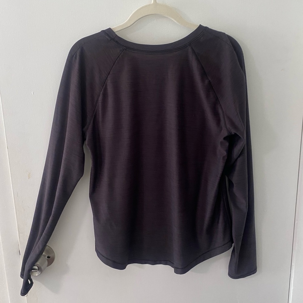 Old Navy Women’s Dark Gray Long Sleeve Active Tee - Picture 3 of 5